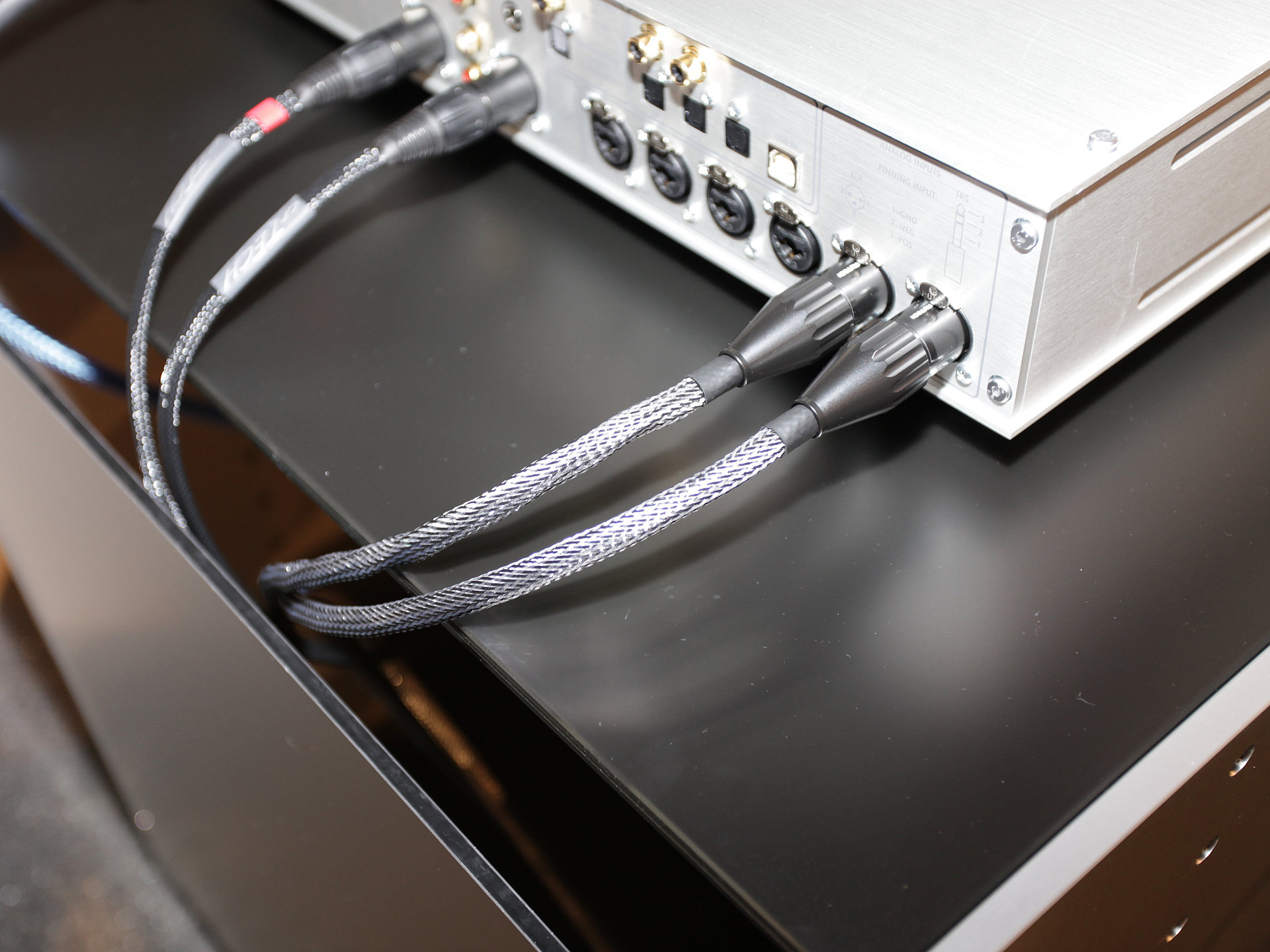 Selbst schwere und unflexibel Kabel können unsichtbar eingebaut werden